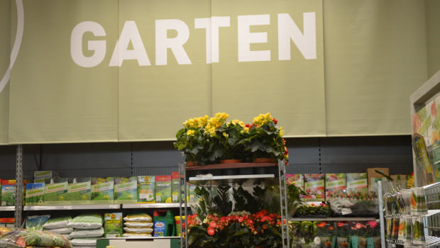 Auch in Österreich waren die Baumärkte mit ihren Gartenabteilungen insbesondere in den Produktgruppen Gartenchemie/Erden/Substrate erfolgreich. Auch in Österreich waren die Baumärkte mit ihren Gartenabteilungen insbesondere in den Produktgruppen Gartenchemie/Erden/Substrate erfolgreich.