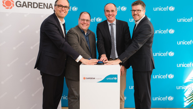 Drücken den blauen Knopf zum Start der Partnerschaft (von links): Dr. Jasper Bröker (Leiter Unternehmenspartnerschaften UNICEF Deutschland), Heribert Wettels (Director Public Relations Gardena), Christian Schneider (Geschäftsführer UNICEF Deutschland), Joachim Heppler (Director Global Product Management Gardena).