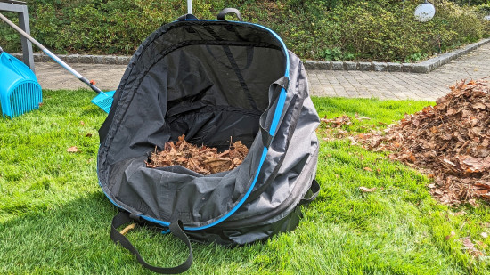 Gerade in gebückter Haltung vereinfacht die seitliche Einstellung das Befüllen der neuen Pop Up-Gartenabfallsäcke.