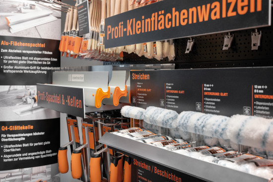 Erkenntnisse zu Trends und verändertem Kaufverhalten fließen gezielt in die Sortimentsgestaltung ein. Ein Beispiel dafür ist das CE Profi-Sortiment, in dem insbesondere der Bereich der Handwerkzeuge zur Untergrundbearbeitung breit aufgestellt ist. Erkenntnisse zu Trends und verändertem Kaufverhalten fließen gezielt in die Sortimentsgestaltung ein. Ein Beispiel dafür ist das CE Profi-Sortiment, in dem insbesondere der Bereich der Handwerkzeuge zur Untergrundbearbeitung breit aufgestellt ist.