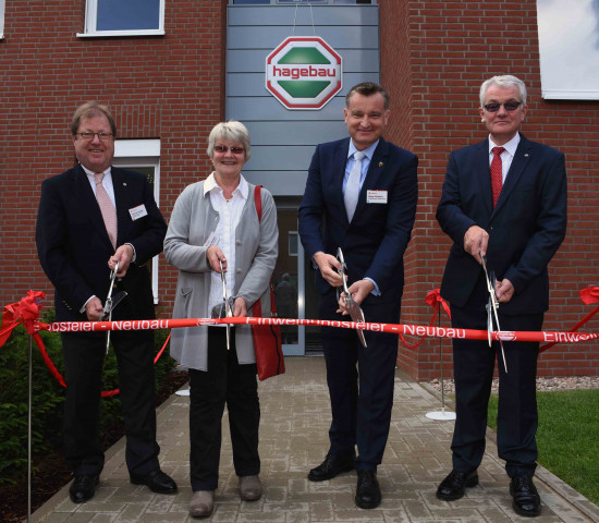 Freuen sich über die Einweihung des Erweiterungsbaus der Hagebau-Zentrale (v. l.): Hartmut Richter (Hagebau-Aufsichtsratsvorsitzender), Gunda Ströbele (Heidekreis-Landrätin), Lars Klingbeil (MdB), Helge Röbbert (Bürgermeister Soltau), Kathrin Rösel (MdB), Heribert Gondert (Sprecher der Hagebau-Geschäftsführung) sowie Lutz Winkelmann (MdL).