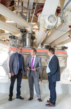 Der Bundestagsabgeordnete Friedrich Ostendorff (l.) und Norbert Vogelpohl (r.), Orts- und Kreisfraktionssprecher, beide Bündnis 90/Die Grünen, zu Besuch bei Ostendorf. Mit im Bild Dr. Hans-Joachim Weintz, Prokurist und Direktor technische Unternehmensentwicklung von JWO.