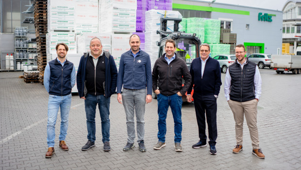 Die Führungsmannschaft bei Fritz Baustoffe (v. l.): Michael Pfeiffer (Niederlassungsleiter Erlangen), Herbert Bardorf (Niederlassungsleiter Weilheim), Thomas Stoib (Niederlassungsleiter Rimsting), Florian Mayer (Niederlassungsleiter Rimsting), Klaus Aigner (Bereichsleiter Region Bayern) und Michael Dorfmann (Niederlassungsleiter Ottobrunn und Deisenhofen). Die Führungsmannschaft bei Fritz Baustoffe (v. l.): Michael Pfeiffer (Niederlassungsleiter Erlangen), Herbert Bardorf (Niederlassungsleiter Weilheim), Thomas Stoib (Niederlassungsleiter Rimsting), Florian Mayer (Niederlassungsleiter Rimsting), Klaus Aigner (Bereichsleiter Region Bayern) und Michael Dorfmann (Niederlassungsleiter Ottobrunn und Deisenhofen).