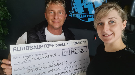 Michael Schlögel und Carolin Thiel nahmen für ihren Verein Stark für Kinder einen symbolischen Scheck über 40.000 Euro entgegen.