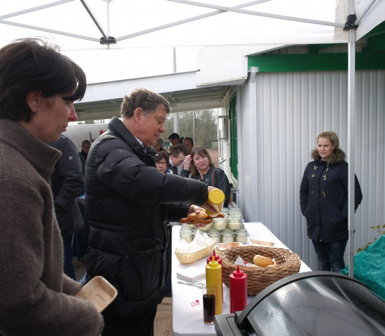 Otto Rehagel mit Wurst.
