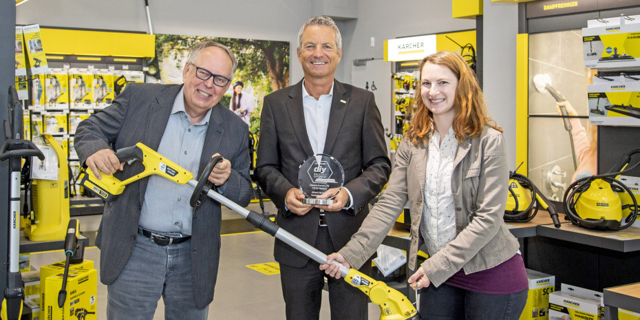 diy-Chefredakteur Dr. Joachim Bengelsdorf (links) und Redakteurin Laura Rinn (rechts) übergaben den Preis für das Produkt des Jahres an Patrick Spachmann von der Alfred Kärcher Vertriebs-GmbH. 