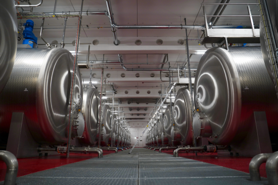 24 Edelstahltanks mit einer Gesamtkapazität von rund 1,2 Mio. Litern für flüssige Rohstoffe und Mischungen schaffen Potenzial für Wachstum. 24 Edelstahltanks mit einer Gesamtkapazität von rund 1,2 Mio. Litern für flüssige Rohstoffe und Mischungen schaffen Potenzial für Wachstum.