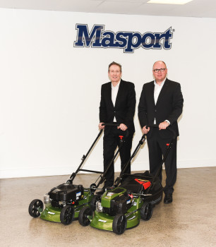 Dr. Wolfgang Hergeth (r.), Geschäftsführer Al-Ko Gardentech, und Steve Hughes, Managing Director Masport, sehen viel Potenzial für Masport unter dem Dach von Al-Ko.