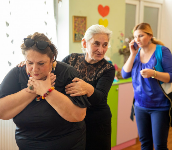 Erste Hilfe: Angeleitet durch das Georgische Rote Kreuz üben die Erzieherinnen des Kindergartens in Ambrolauri den Ernstfall.
Erste Hilfe: Angeleitet durch das Georgische Rote Kreuz üben die Erzieherinnen des Kindergartens in Ambrolauri den Ernstfall.