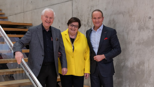 Das Gründerehepaar, Josef und Gisela Thannhuber, und Andreas Kroiss, CEO der Einhell Germany AG (von links), feiern im Jahr 2024 gemeinsam das 60-jährige Jubiläum.