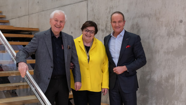 Das Gründerehepaar, Josef und Gisela Thannhuber, und Andreas Kroiss, CEO der Einhell Germany AG (von links), feiern im Jahr 2024 gemeinsam das 60-jährige Jubiläum.