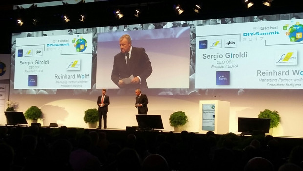 Sergio Giroldi, neuer Präsident von Edra/Ghin, und Reinhard Wolf begrüßen die Teilnehmer auf dem DIY-Summit in Berlin. Sergio Giroldi, neuer Präsident von Edra/Ghin, und Reinhard Wolf begrüßen die Teilnehmer auf dem DIY-Summit in Berlin.