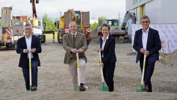 Spatenstich in Traun (v. l.): Bürgermeister Rudolf Scharinger, Landesrat Max Hiegelsberger, RWA-Bereichsleiterin Ingrid Peraus und RWA-Vorstandsdirektor Stefan Mayerhofer.