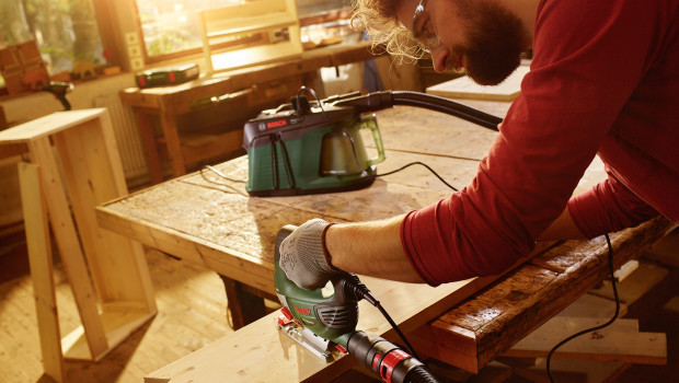 Im Durchschnitt der Gesamtbevölkerung betätigen sich 32 Prozent einmal im Monat als Heimwerker. Foto: Bosch Power Tools