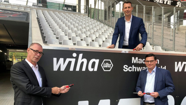 Ronny Lindskog (von links) und Mario Sommer aus dem Bereich Sales & Marketing bei Wiha sowie Oliver Leki, Vorstand beim SC Freiburg, besiegelten die Partnerschaft. 
