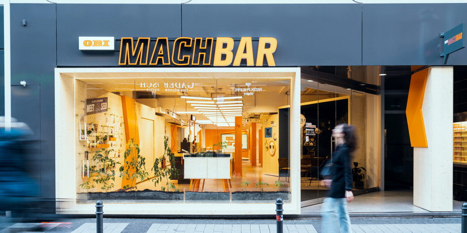Tiefe Einblicke in die Obi Machbar in Köln gewährt eine breite Glasfront zur Breiten Straße hin. 