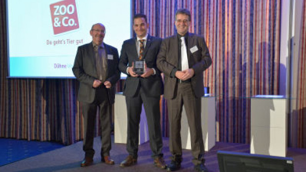 Carsten Eisele (M.), Systemleiter Zoo & Co., nahm den Handelspreis von pet-Chefredakteur Ralf Majer-Abele (r.) und Michael Fuchs von Konzept & Markt entgegen. Carsten Eisele (M.), Systemleiter Zoo & Co., nahm den Handelspreis von pet-Chefredakteur Ralf Majer-Abele (r.) und Michael Fuchs von Konzept & Markt entgegen.