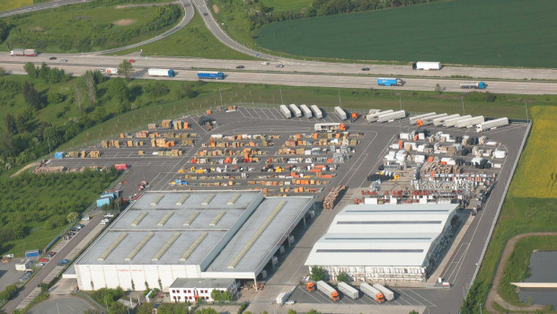 Durch die weitere Investition in das Hagebau-Zentrallager Schleinitz wird sich die Logistikfläche bis 2016 um 6.000 m² vergrößern. Durch die weitere Investition in das Hagebau-Zentrallager Schleinitz wird sich die Logistikfläche bis 2016 um 6.000 m² vergrößern.