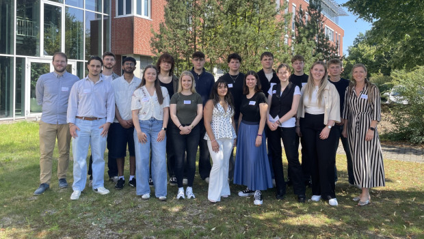 Start in Soltau: 24 Nachwuchskräfte beginnen 2026 ihre Ausbildung oder ihr duales Studium bei der Hagebau, davon 17 in der Soltauer Zentrale und sieben an den Logistikstandorten in Herten, Walsrode und Schleinitz. Start in Soltau: 24 Nachwuchskräfte beginnen 2026 ihre Ausbildung oder ihr duales Studium bei der Hagebau, davon 17 in der Soltauer Zentrale und sieben an den Logistikstandorten in Herten, Walsrode und Schleinitz.