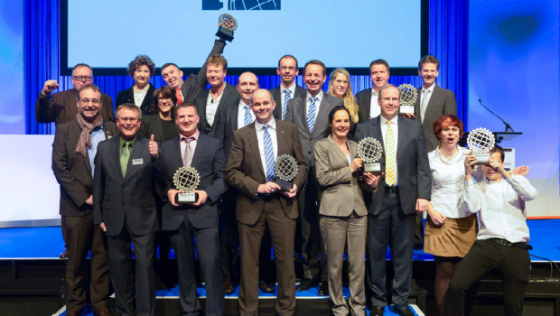 Die Eisen Award-Gewinner und -Juroren freuen sich gemeinsam in Köln.
