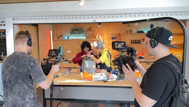 Mit seinem Youtube-Format „Mach mal mit Obi“ spricht der Baumarktbetreiber gezielt die jüngere Heimwerkergeneration an. 