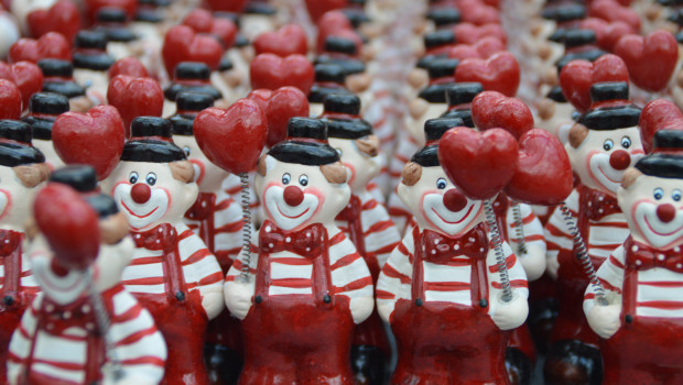 Der Karneval versetzt Köln in den Ausnahmezustand - den man den Messebesuchern lieber ersparen will. Der Karneval versetzt Köln in den Ausnahmezustand - den man den Messebesuchern lieber ersparen will.