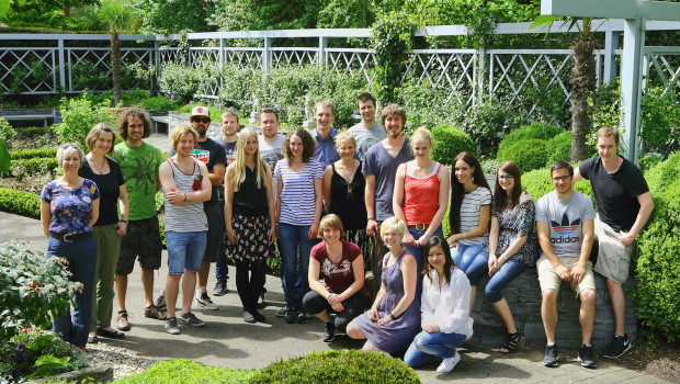 Dehner baut die Zusammenarbeit mit der Hochschule Weihenstephan-Triesdorf aus. Im Bild zusammen mit einer Studentengruppe (v. l.) Werbeleiterin Anne Hahnenstein und Prof. Dr. Swantje Duthweiler.