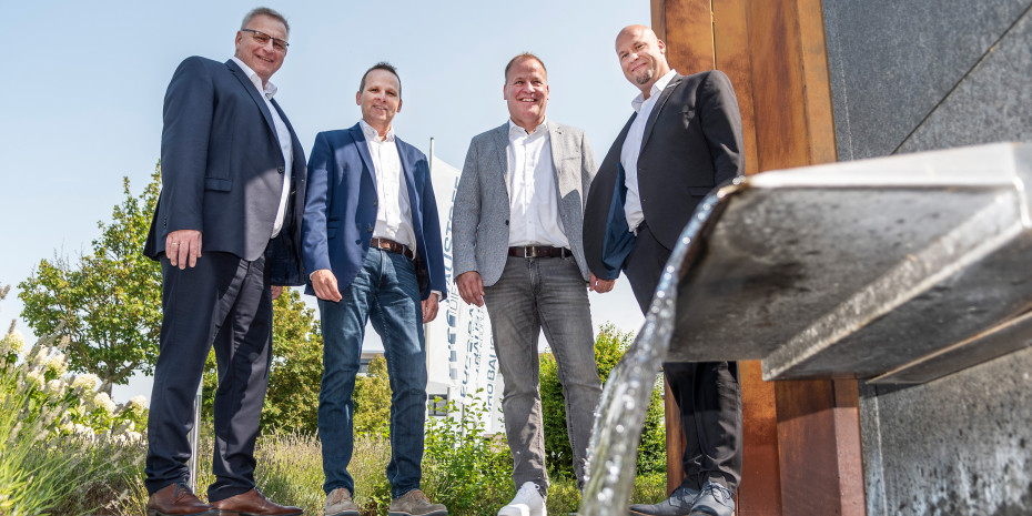 Joachim Schock (von links), Christoph Bültel, Martin Beckwermert und Matthias Cmok vor der Eurobaustoff-Zentrale in Bad Nauheim.