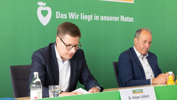 Die Vorstände Lukas Roßhart (r.) und Holger Löbbert berichteten in einer Pressekonferenz über die Zahlen 2024 der ZG Raiffeisen und die aktuellen Aussichten. 