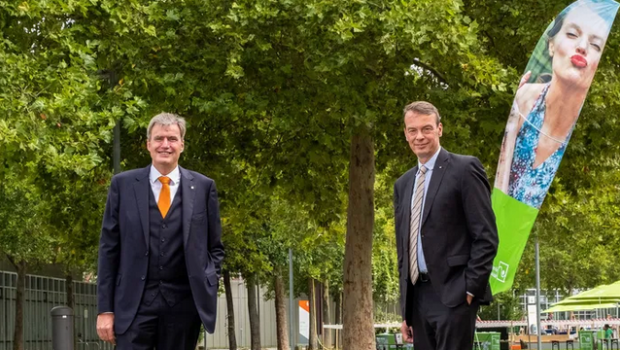 Peter Ottmann (l.), Geschäftsführer Nürnberg-Messe, und Lutze von Wurmb, Präsident Bundesverband Garten-, Landschafts- und Sportplatzbau, haben eine weitere Zusammenarbeit vereinbart.