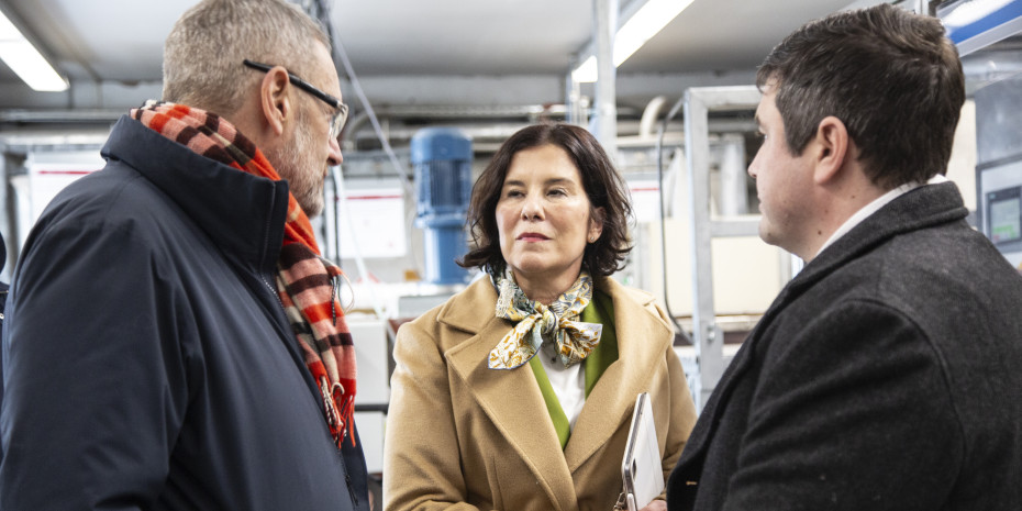Colette Boos-John, Ministerin für Wirtschaft, Landwirtschaft und Ländlichen Raum in Thüringen (Bildmitte), übergab den Förderbescheid persönlich an die beiden Geschäftsführer Alexander Häßler (links) und Kevin Warrlich (rechts).&nbsp;