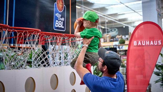 Die Besucher konnten beim Familienfest selbst ein paar Körbe werfen. 