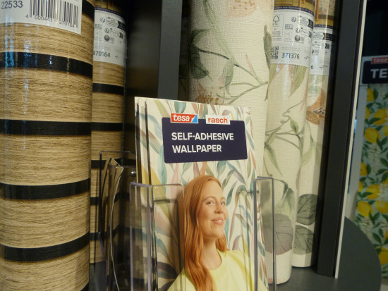 Rasch präsentierte an seinem Stand seine selbstklebende Tapete in verschiedenen Designs.&nbsp;