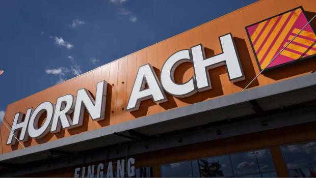 Ein Schelm, wer Böses dabei denkt: Seit Wochen verschwinden Buchstaben an Hornbach Baumärkten in ganz Europa.