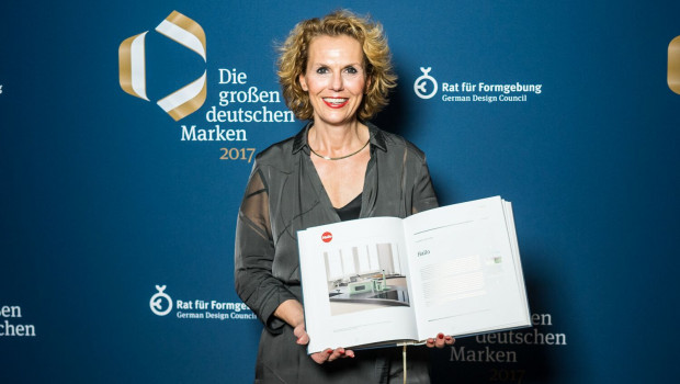 Daniela Grumbach, Marketingleiterin Hailo Konsumgüter, nahm das Buch "Die großen deutschen Marken" stellvertretend für Geschäftsführer Jörg Lindemann entgegen.