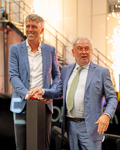 Joost De Beijer (l.), CEO von Intergamma, und Fernand Huts, Präsident und Inhaber von Katoen Natie, haben die neue Anlage ­gemeinsam in Betrieb genommen.