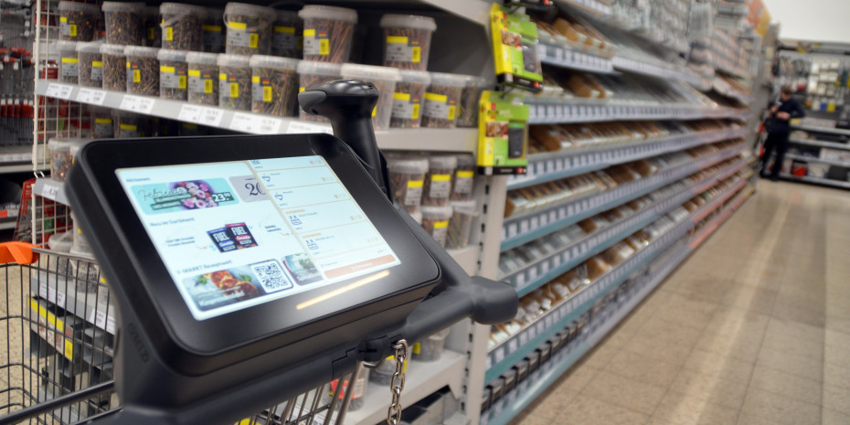 Der intelligente Einkaufswagen Fast-Laner von Wanzl ist mit einem Handscanner, einem Screen und einer Kamera zur Warenkorbüberwachung ausgestattet. Der intelligente Einkaufswagen Fast-Laner von Wanzl ist mit einem Handscanner, einem Screen und einer Kamera zur Warenkorbüberwachung ausgestattet.