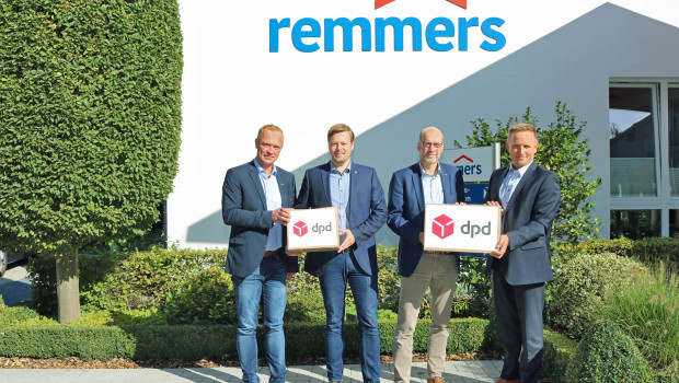 Seit mehr als 15 Jahren arbeiten Remmers und DPD zusammen: v. l. n. r. Klaus Korfhage (Leiter Transportlogistik bei Remmers), Jan-Hendrik Voss (Leiter SCM und Logistik bei Remmers), Ingo Fuchs (Geschäftsführer für Produktion und Logistik bei Remmers) und Kai Rietenbach, Cluster Sales Manager bei DPD Deutschland.
