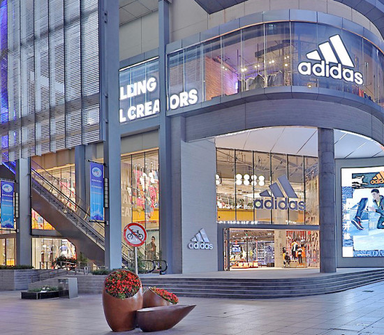 Die Sportartikelmarke Adidas macht es vor, wie man sich mit eigenen Stores positioniert. Hier der Flagship-Store in Shanghai.