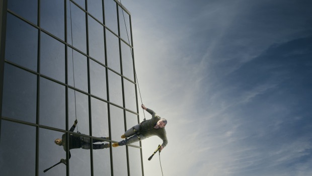 In den Kärcher-Spots werden Anspielungen auf Kultszenen aus den “Mission: Impossible”-Filmen gemacht wie beispielsweise diese Szene aus dem TV-Spot für unseren Hochdruckreiniger. In den Kärcher-Spots werden Anspielungen auf Kultszenen aus den “Mission: Impossible”-Filmen gemacht wie beispielsweise diese Szene aus dem TV-Spot für unseren Hochdruckreiniger.