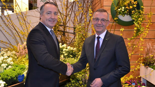Jürgen Mertz (r.) mit Oliver P. Kuhrt Jürgen Mertz (r.) mit Oliver P. Kuhrt