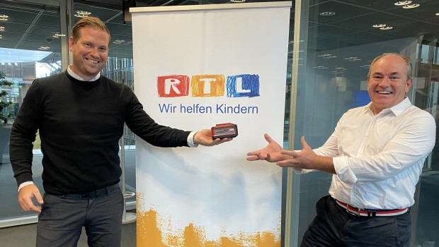 Julian Bohry, Marketingleiter Einhell Germany AG (l.), und Wolfram Kons, Moderator des RTL-Spendenmarathon und Gesamt-Leiter Charity bei RTL, freuen sich über die Zusammenarbeit.