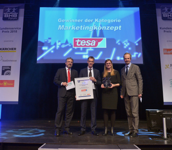 Für das Marketingkonzept wurde Tesa (Cleveres Befestigungssystem) mit dem Kundenservicepreis geehrt. Für das Marketingkonzept wurde Tesa (Cleveres Befestigungssystem) mit dem Kundenservicepreis geehrt.