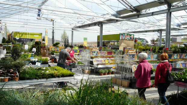 Kunden im Gartencenter