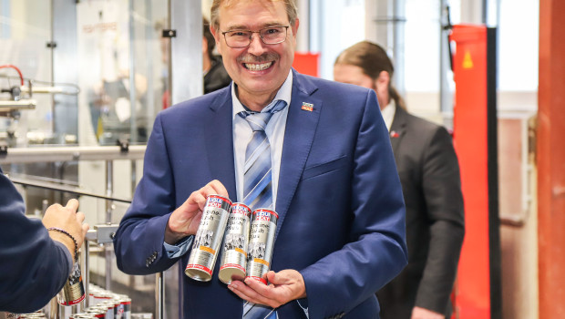 Out-of-the-box-Denken gepaart mit Hands on-Mentalität: Liqui-Moly-Geschäftsführer Günter Hiermaier packt während der Einweihung der neuen Additivproduktion mit an und ein.