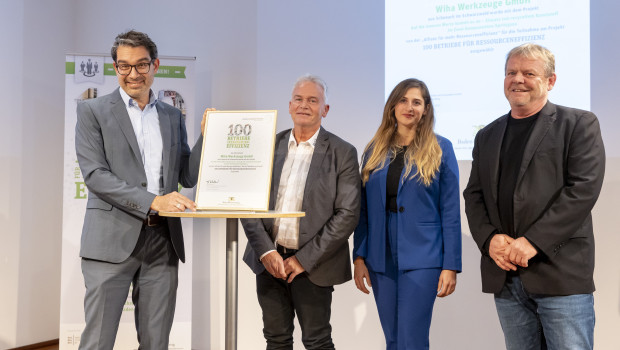 Staatssekretär Andre Baumann (l.) überreicht den Wiha Firmenvertretern (v.l.n.r.) Siegfried Duffner, Julia Henschel und Paul Bantle die Urkunde zur Auszeichnung „100 Betriebe für Ressourceneffizienz". 