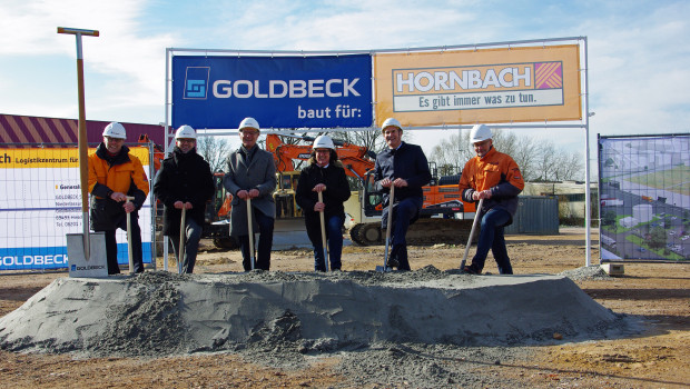 Fleißig beim Spatenstich für das zweite Hornbach-Logistikzentrum in Essingen (v. l.): Hornbach-Projektleiter Rainer Pillin, Goldbeck-Niederlassungsleiter Dominik Stumpf, Verbandsgemeindebürgermeister Axel Wassyl, Ortsbürgermeisterin Susanne Volz, Landrat Dietmar Seefeldt und Logistik-Projektleiter Jürgen Krones. 