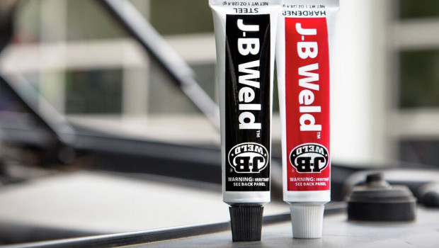 Das Unternehmen produziert Klebstoffe für Handwerk und Industrie. Das Unternehmen produziert Klebstoffe für Handwerk und Industrie.