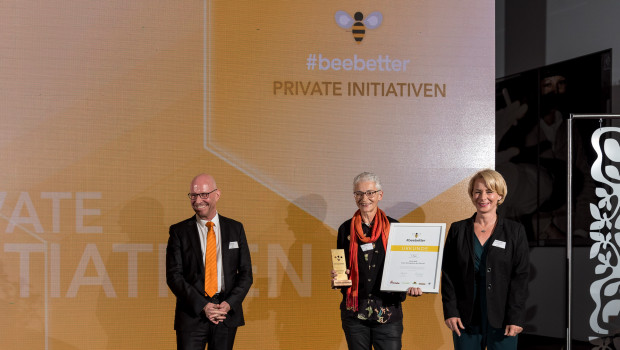 #beebetter Award in der Kategorie Private Initiativen (v. l.): Pate Kai Winckler (Chefredakteur Entertainment-Redaktion BurdaVerlag, Jury), Preisträgerin Ulrike Will (Viersen am Niederrhein), Laudatorin Barbara Roßmann (Fiskars, Jury).