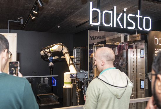 Der KI-Backroboter Bakisto war dauernd von filmenden Menschen umringt.